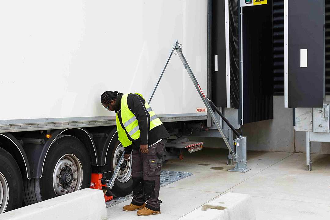 Chauffeur utilise le bras articulé pour mettre POWERCHOCK 5 devant roue