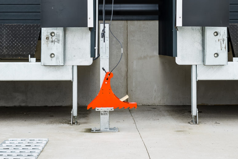 POWERCHOCK 3 truck restraint in resting position on warehouse wall