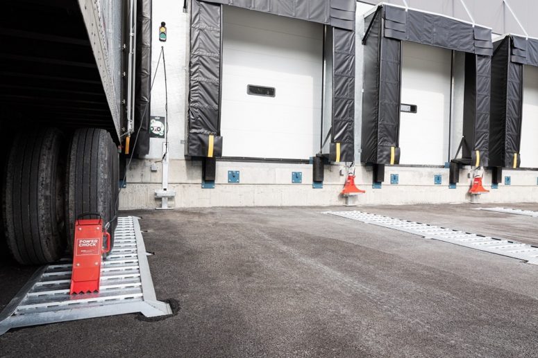 POWERCHOCK 3 vehicle restraint at the loading dock