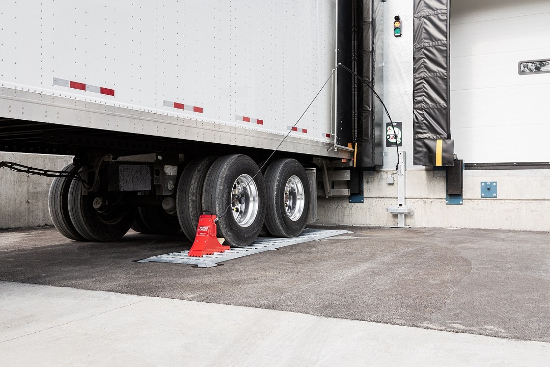 POWERCHOCK 3 wheel-based restraining system on the restraing plate fixed on the ground