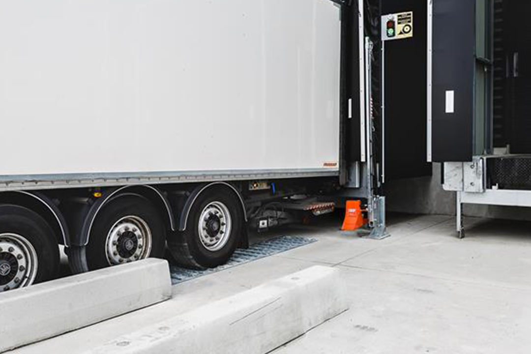 POWERCHOCK 5 truck restraint in resting position on warehouse wall