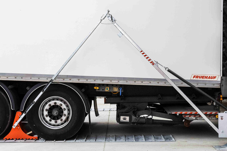 POWERCHOCK 5 wheel restraint system on ground plate