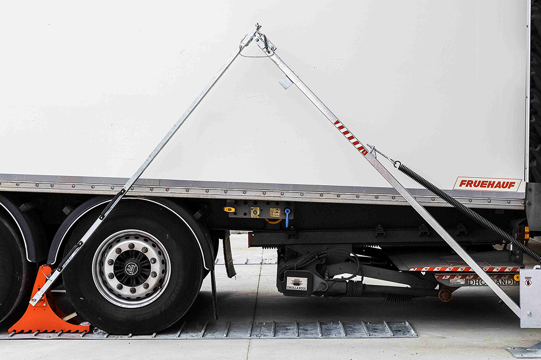 POWERCHOCK 5 wheel restraint system on ground plate