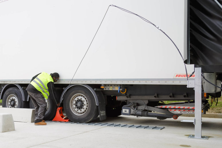 The POWERCHOCK 3 placed by truck driver in front of the wheel