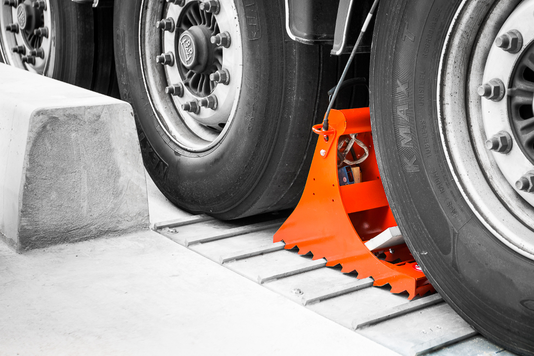 POWERCHOCK 3 Unterlegkeil auf Bodenhalteplatte montiert