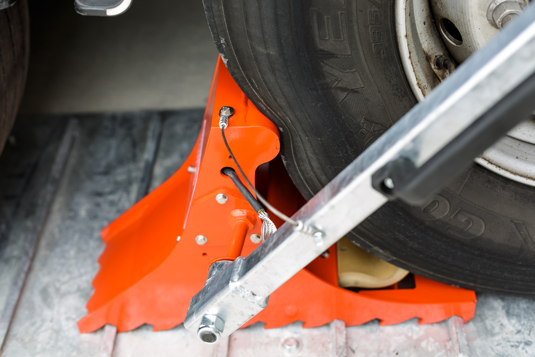 Lkw-Reifen sinkt in POWERCHOCK 5 Radkeil ein