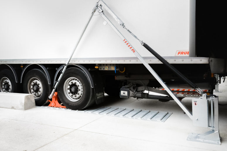 Cale de roue POWERCHOCK 7 installée devant la roue du camion sur plaque de retenue