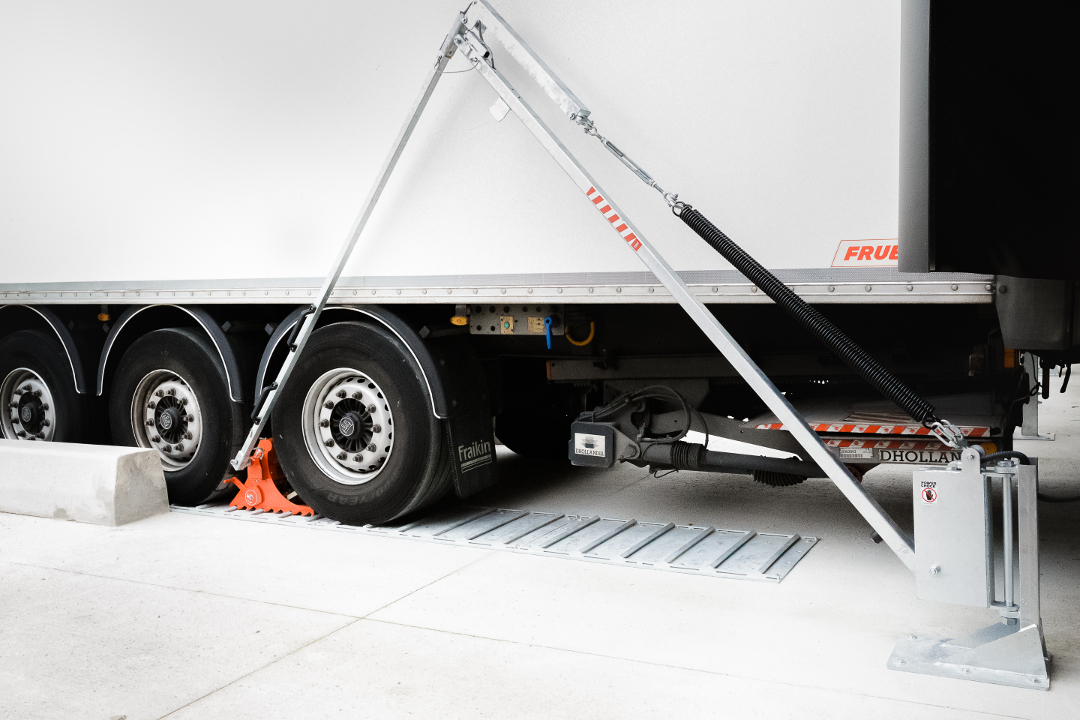 Cale de roue POWERCHOCK 7 installée devant la roue du camion sur plaque de retenue