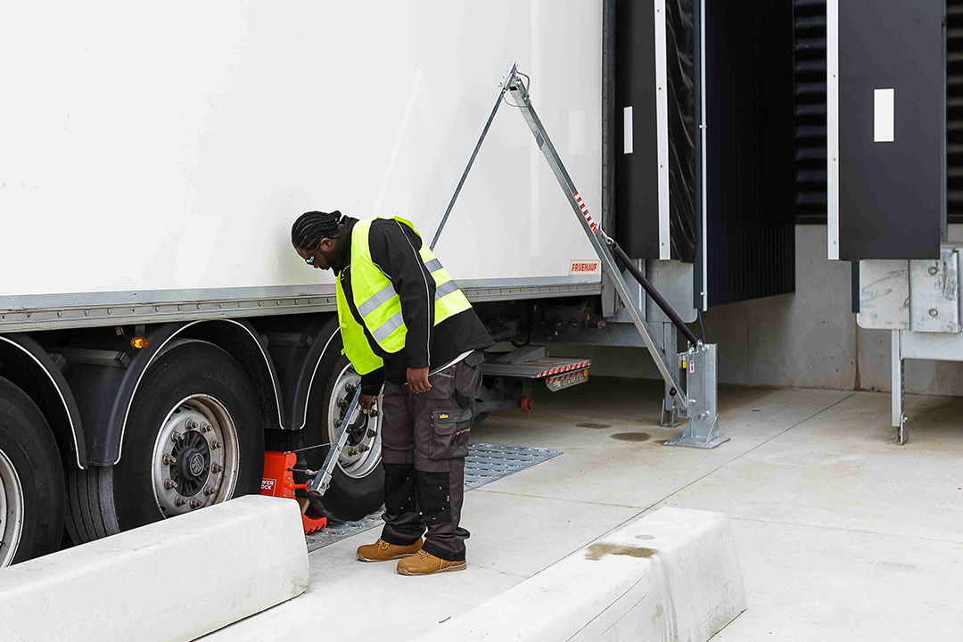 Chauffeur de camion déplace la cale POWERCHOCK 7 avec bras ergonomique