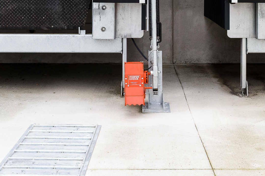 POWERCHOCK 7 truck restraint in resting position on warehouse wall