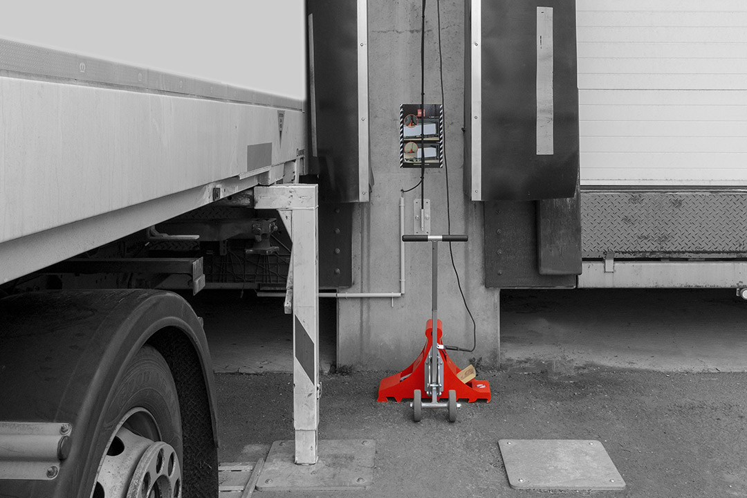 POWERCHOCK 9 truck restraint in resting position on warehouse wall