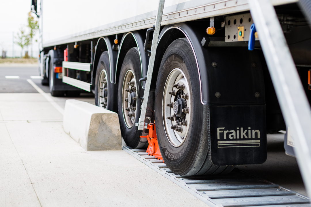 Semi-Trailer secured with lockable POWERCHOCK 7 wheel restraint at loading dock